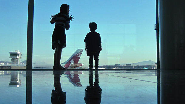 Resultado de imagen para niÃ±o en el aeropuerto