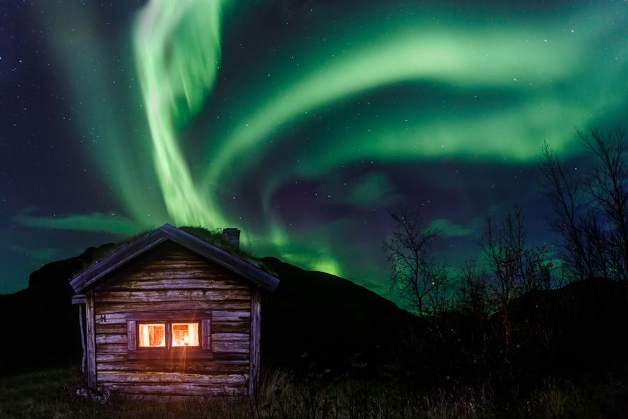 Las luces del norte desde una cabaña en Alaska. 