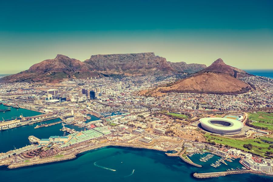 Vista panorámica de Ciudad del Cabo con Table Mountain al fondo.