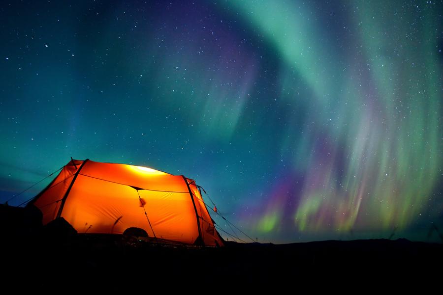 Acampada para ver la aurora boreal en Laponia, Finlandia. 