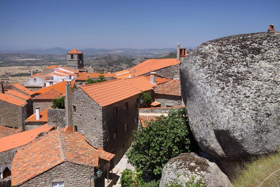 A la izquierda, la Torre de Lucano.