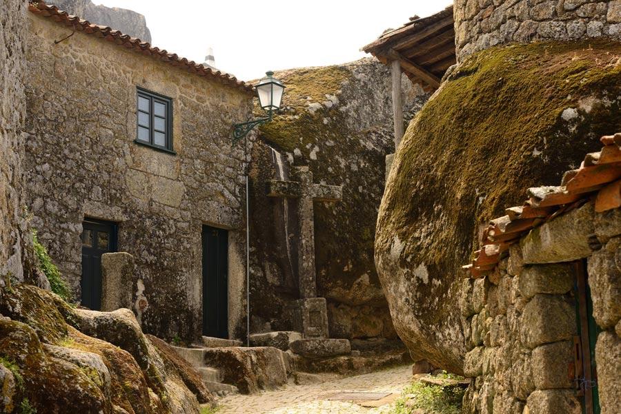 Casas construidas entre las rocas.