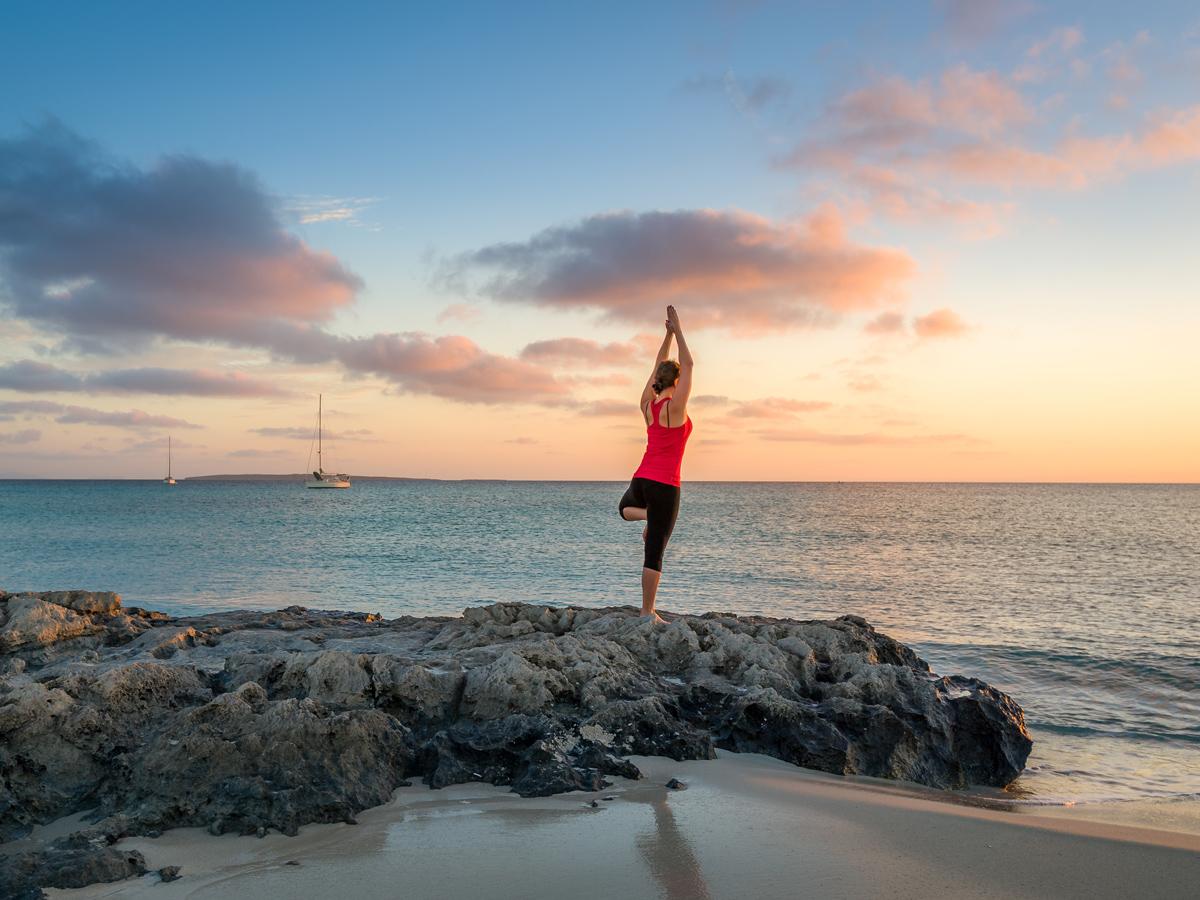 Yoga en una playa de Ibiza.