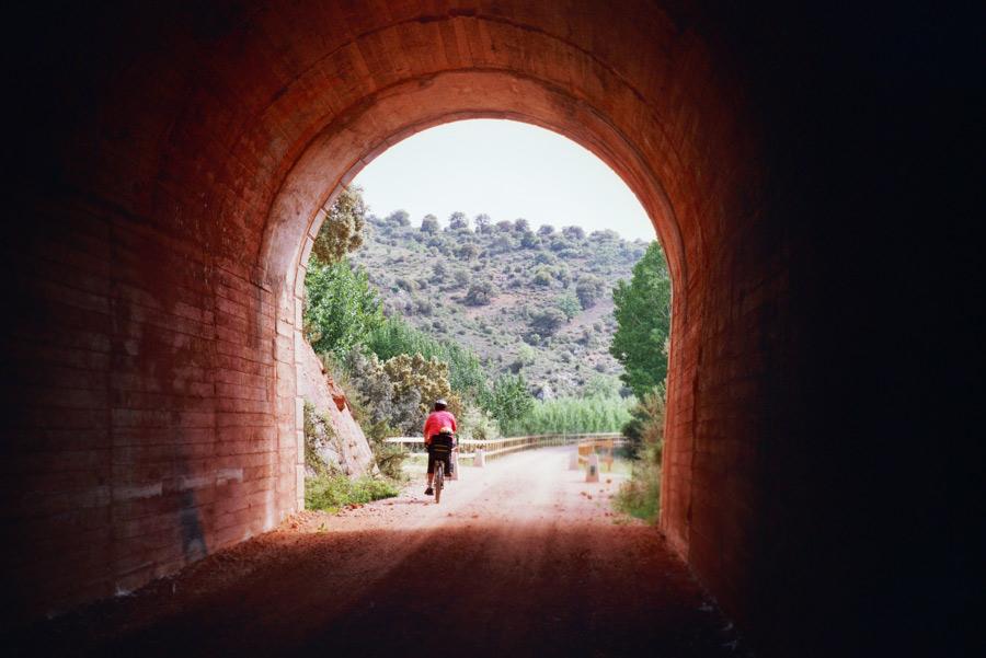 Ciclista en un túnel de Alcaraz. Foto: ©Fundación de los Ferrocarriles Españoles.