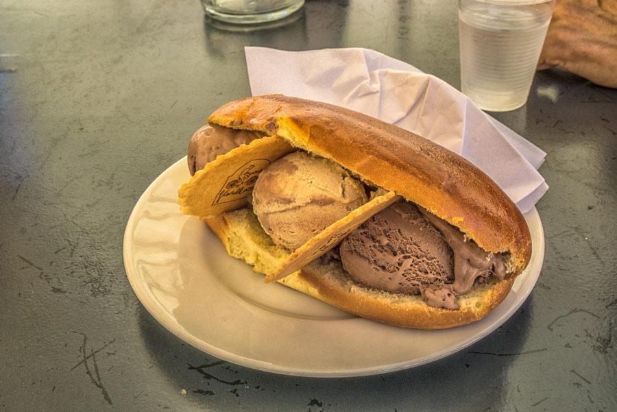 Brioche con gelato, o bollo de leche con helado. Foto: GOC53 / Flickr