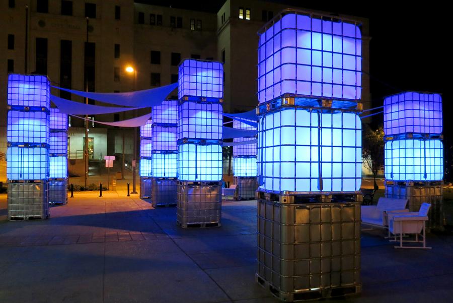 Las torres de ‘Blue Hour’ responden y cambian según el movimiento de la gente. Foto:New American Public Art