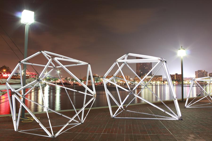 Los diamantes de luces LED han sido diseñados por la artista Mina Cheon y el arquitecto Gabriel Kroiz. Juntos forman el equipo Cheon Kroiz.