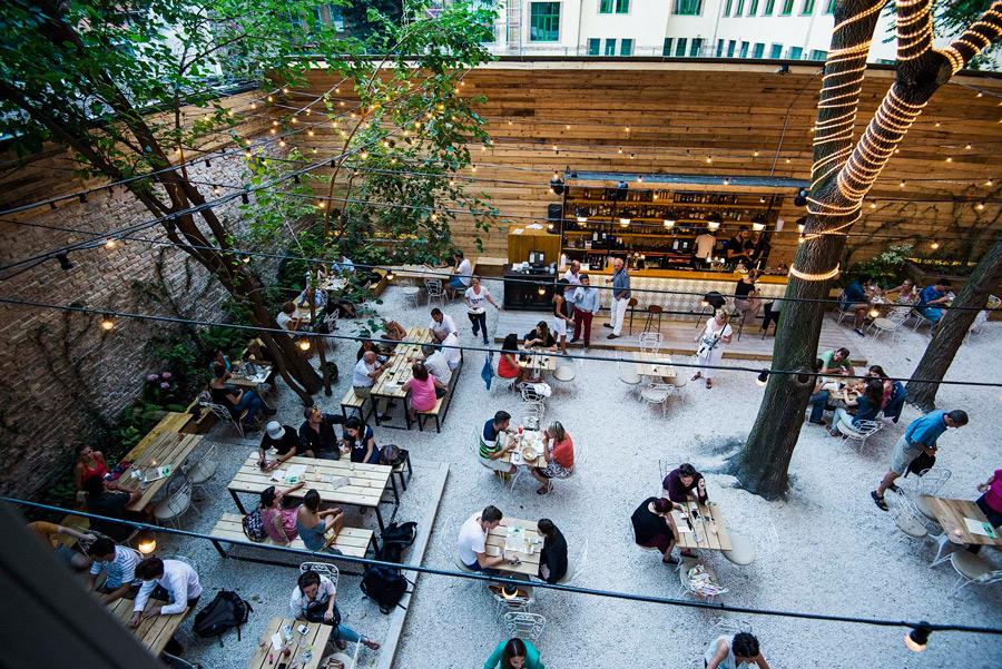  En Mazel Tov cuentan con un restaurante al aire libre