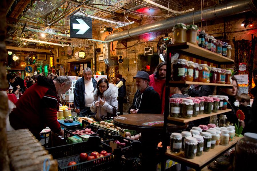 Los domingos, el ‘ruin pub’ Szimpla Kert se convierte en un mercado