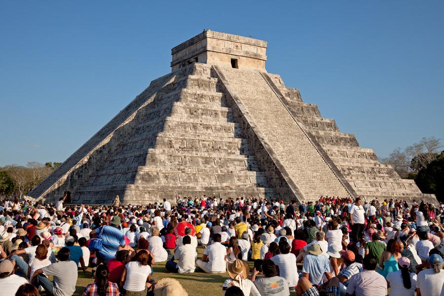 Turistas esperando el descenso de Kukulkán. Foto: Borna_Mirahmadian / Shutterstock.com 