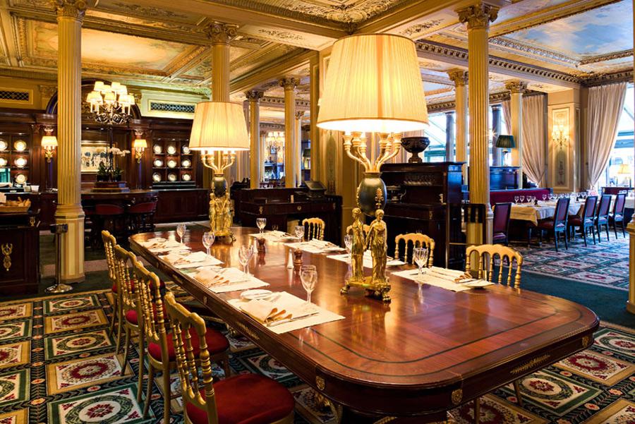 Café de la Paix, cerca de la plaza de la Ópera de París.