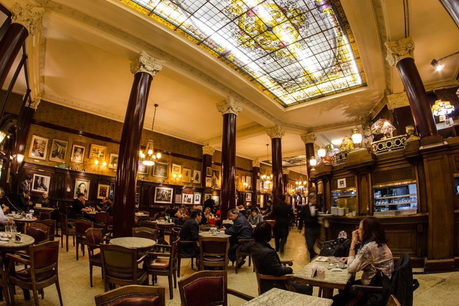 Café Tortoni, en Buenos Aires, al que acudían Borges y Cortazar.