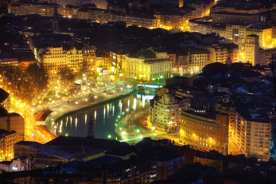 Panorámica de Bilbao por la noche. Atribución: Mimadeo / Shutterstock