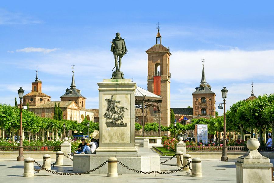 Estatua de Cervantes en Alcalá de Henares. Foto: Pecold / Shutterstock.com