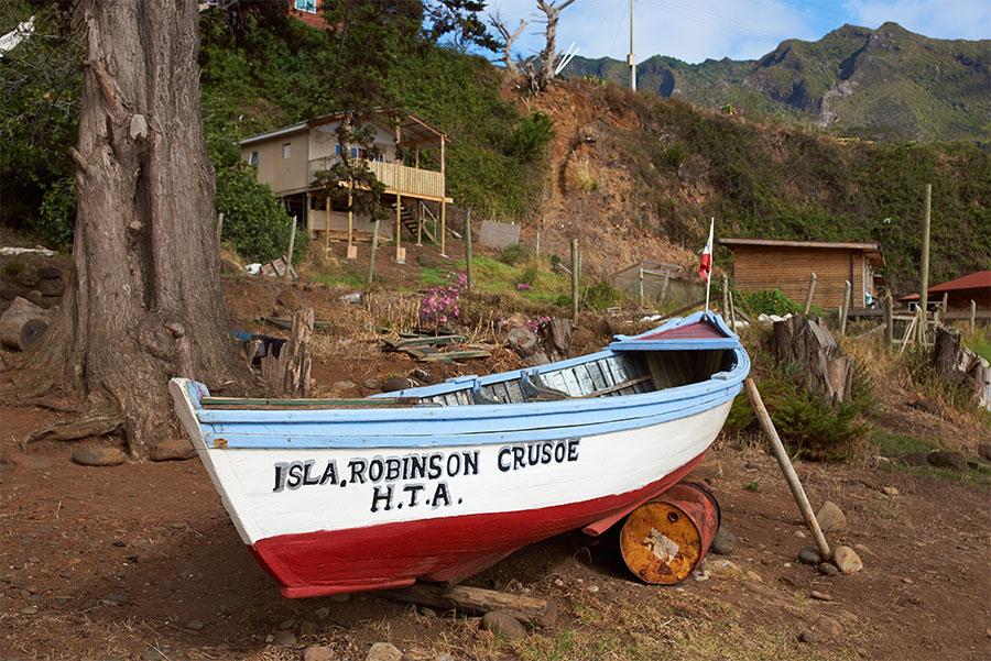 Barca con el nombre de la Isla Robinson Crusoe. JeremyRichards / Shutterstock.com 