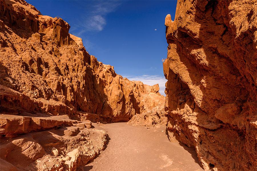 Pasillo-de-rocas-del-Valle-de-la-Luna,-Desierto-de-Atacama,-Chile