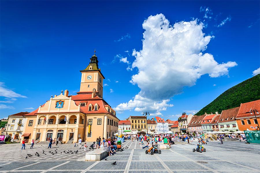 Plaza del Consejo, Brasov. Atribución de crédito: Emi Cristea / Shutterstock.com