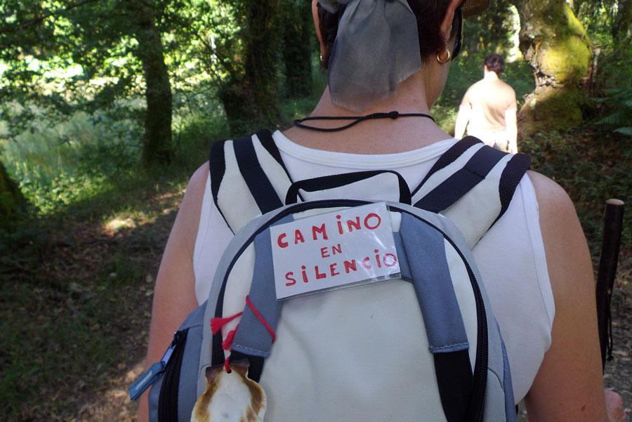  Los peregrinos a veces prefieren caminar en silencio.