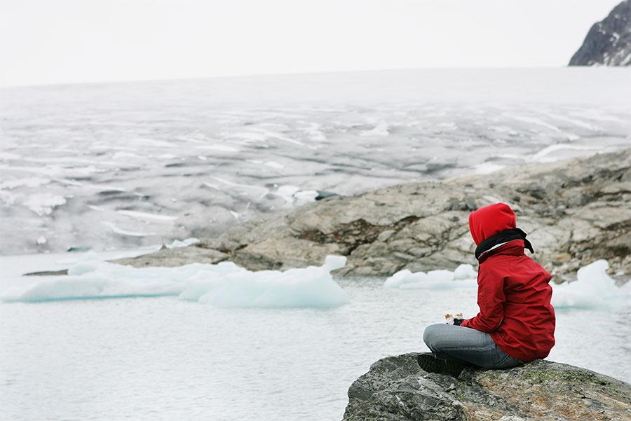 Senderista descansando en el glaciar, Jostedal (Noruega)