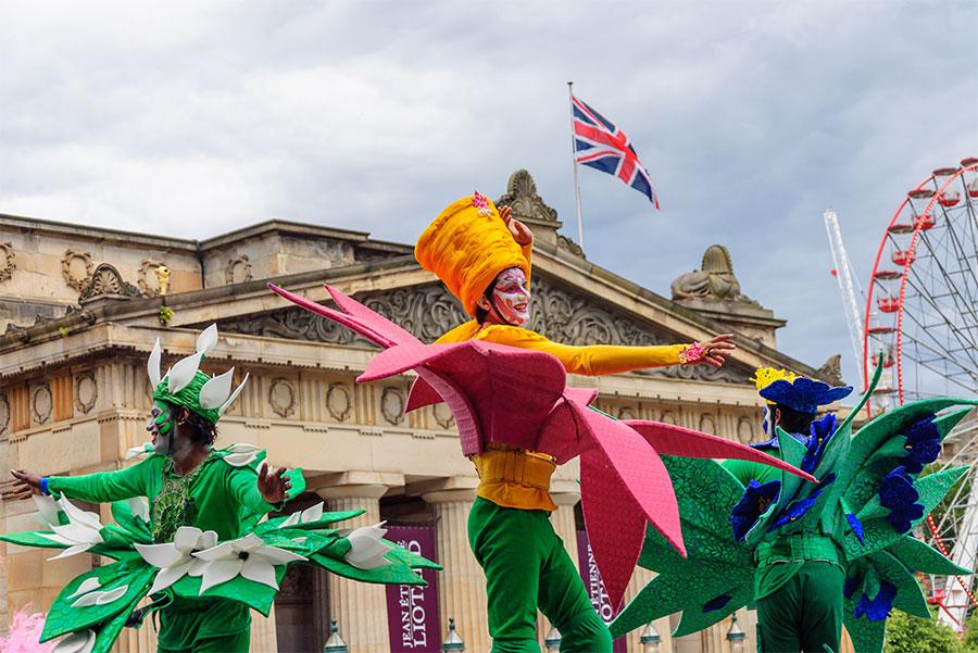 Actuaciones durante el Festival de Edimburgo. Skully / Shutterstock.com