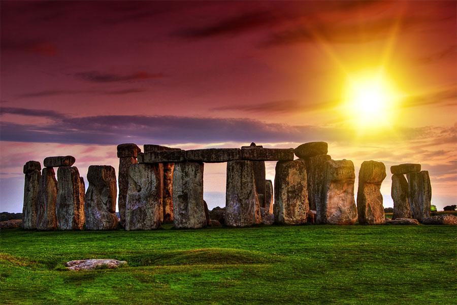 Salida del sol en Stonehenge, Wiltshire, Reino Unido.