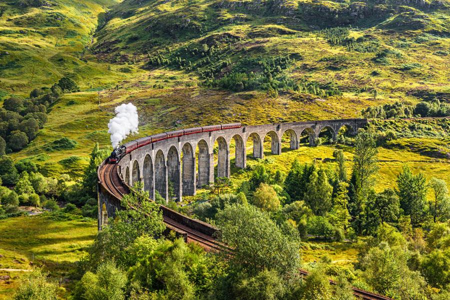 Tren de vapor Jacobite pasando por el viaducto Glenfinnan.