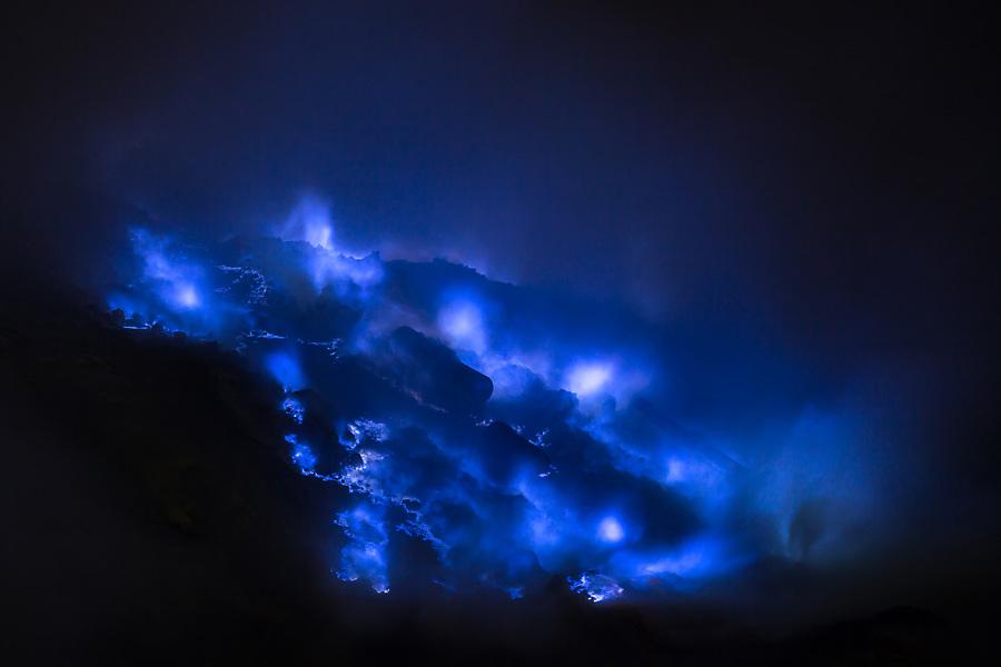  Lava azul del volcán Kawah Ijen, Java Oriental. 