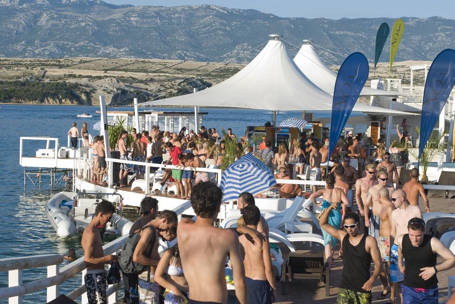 Fiesta en playa Zrce, Isla Pag, Croacia. Foto: ToskanaINC / Shutterstock.com