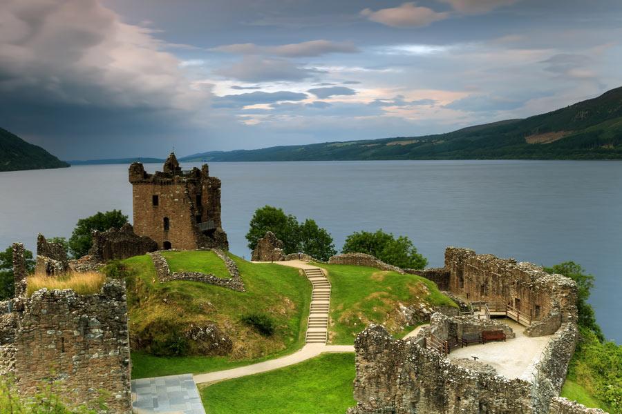 Castillo de Urquhart, con el Lago Ness al fondo