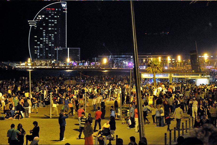 Vila Olímpica en la Noche de San Juan. M.V. Photography / Shutterstock.com