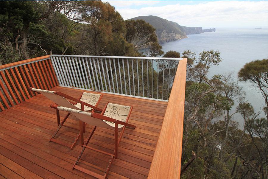 Caseta Munro en Cape Hauy, Three Capes Track. Foto: Tasmania Parks and Wildlife Service