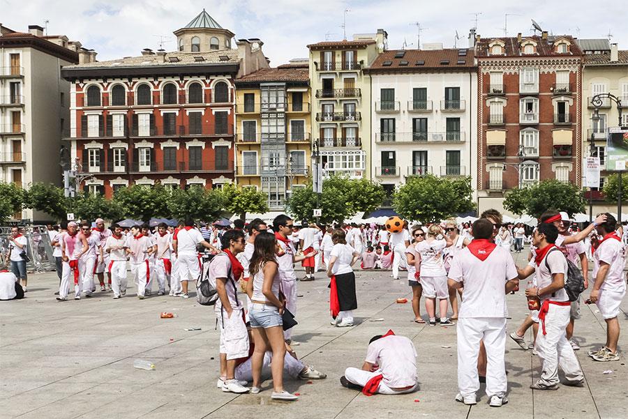 Sanfermineros en la Plaza del Castillo. Lasse Ansaharju / Shutterstock.com 