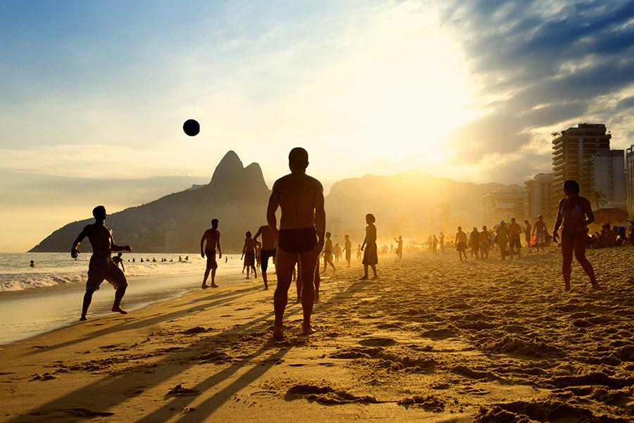 El fútbol es deporte nacional en Brasil.