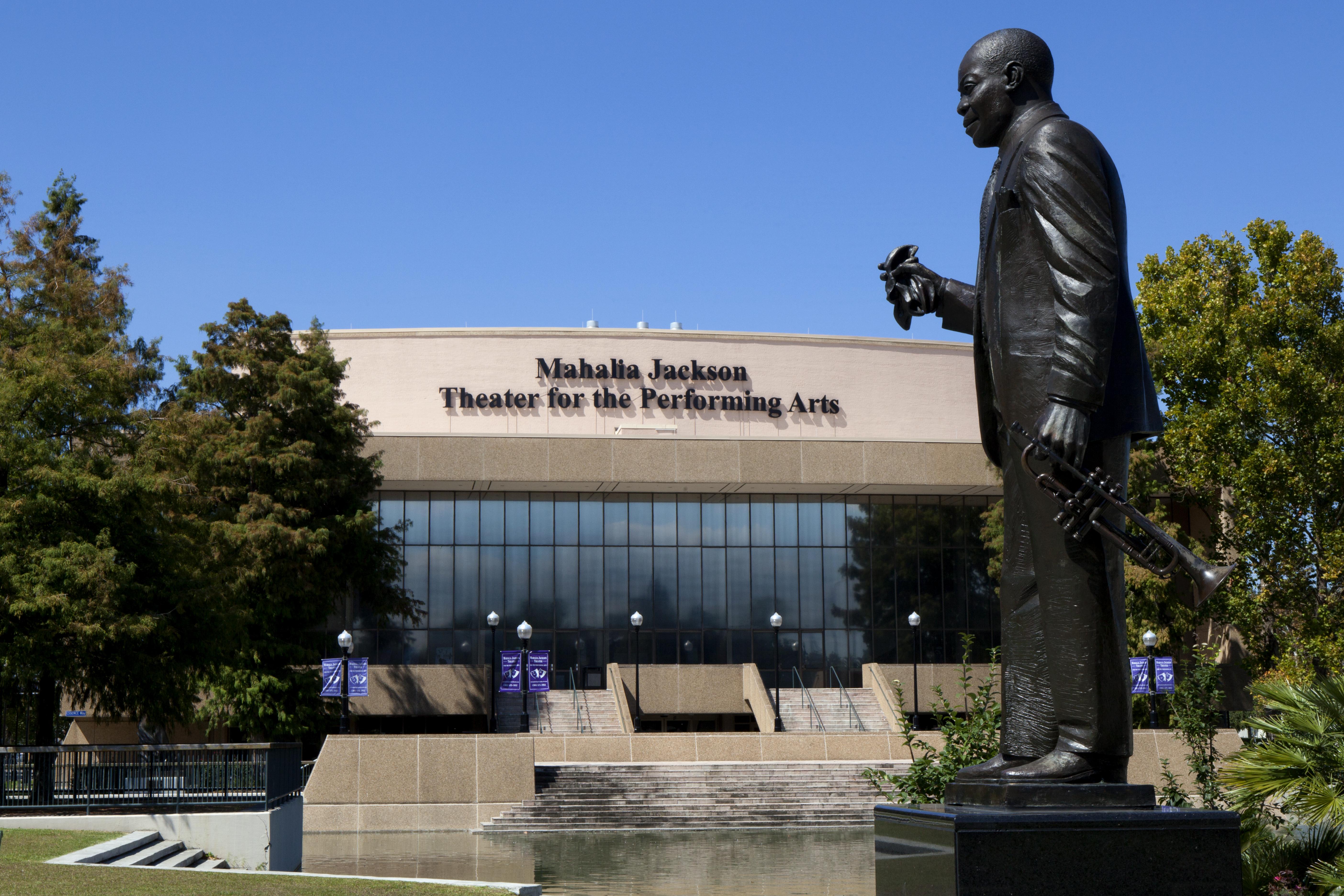 Estatua de Louis Armstrong , en el Teatro Mahalia Jackson. Foto: Aneese / shutterstock.com