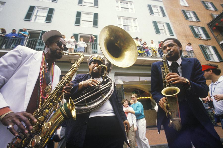 Músicos de jazz por las calles del barrio francés de Nueva Orleans. Foto: Joseph Sohm / Shutterstock.com