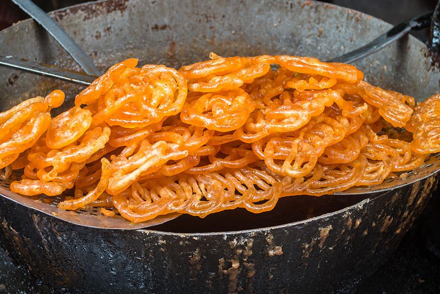 ‘Jalebi’ friéndose en una olla en la calle.