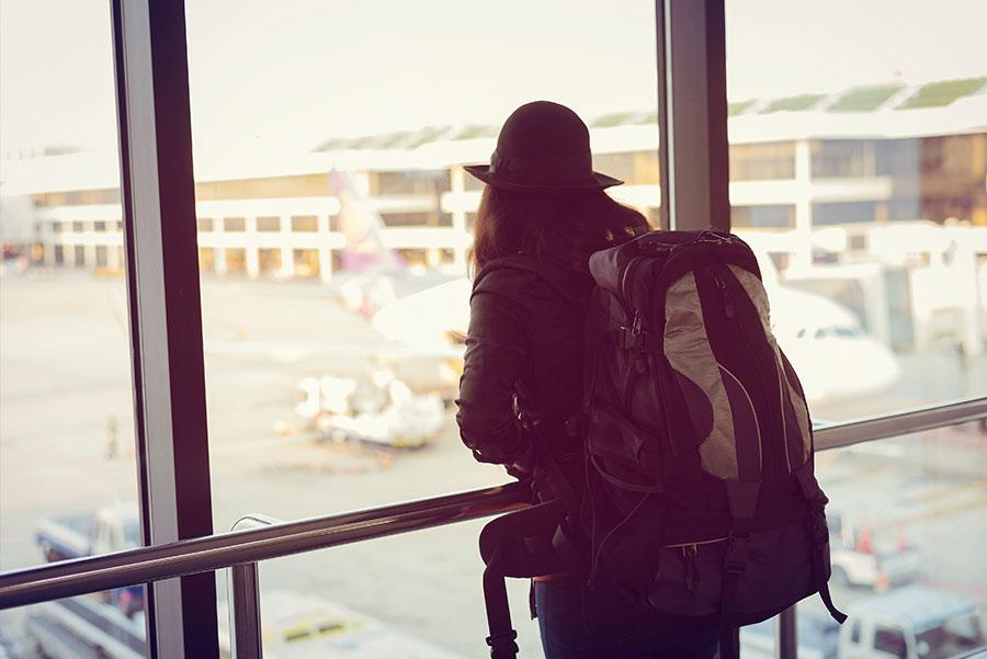 2. Lleva un buen libro para las esperas en el aeropuerto.