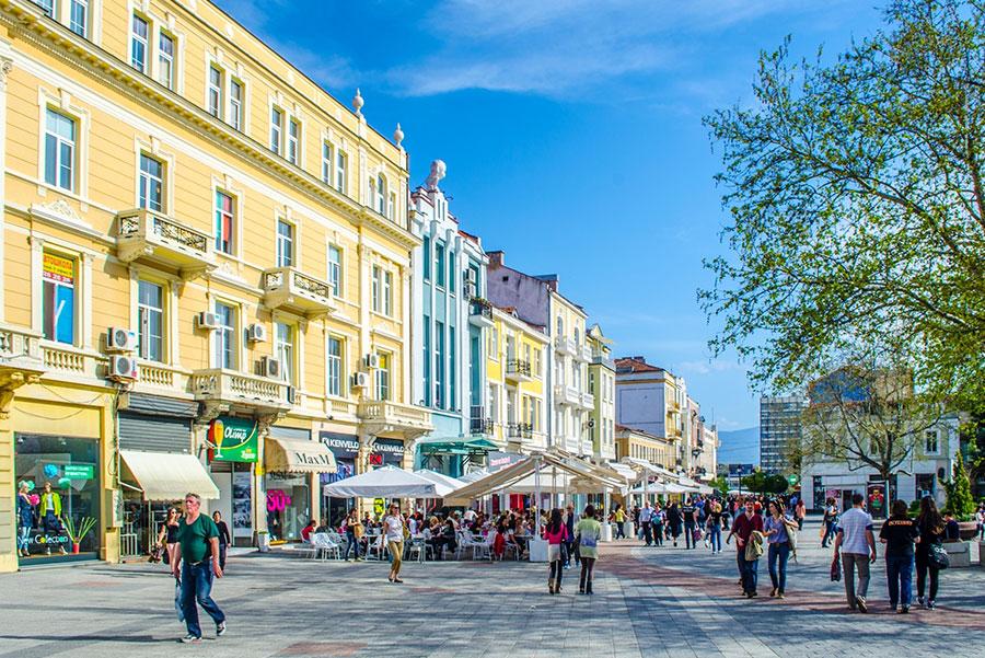 Una de las avenidas principales de Plovdiv. Foto: pavel dudek / Shutterstock.com