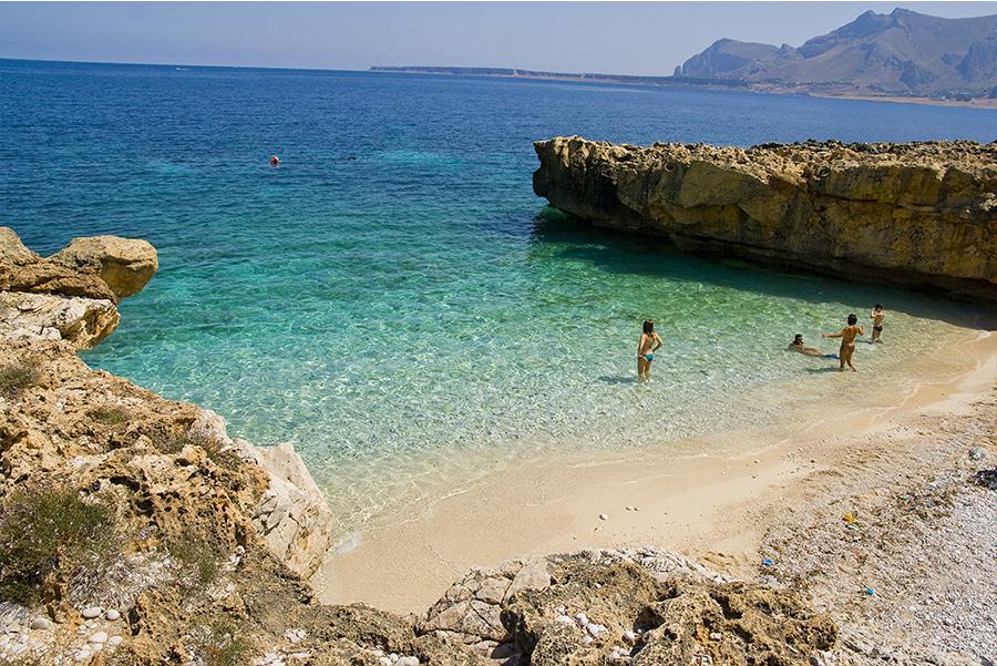 Bañistas en la playa de San Vito Lo Capo 