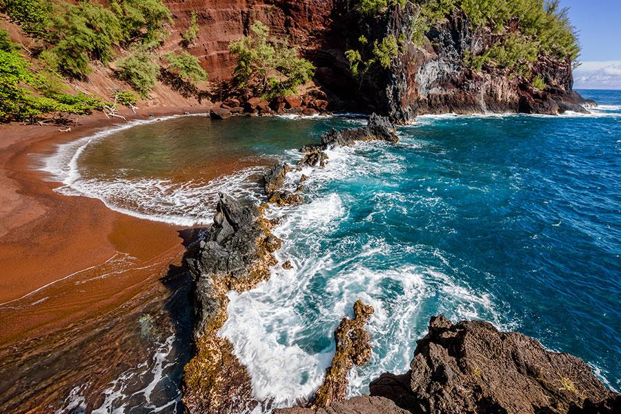 La playa de arena roja en Kaihalulu.