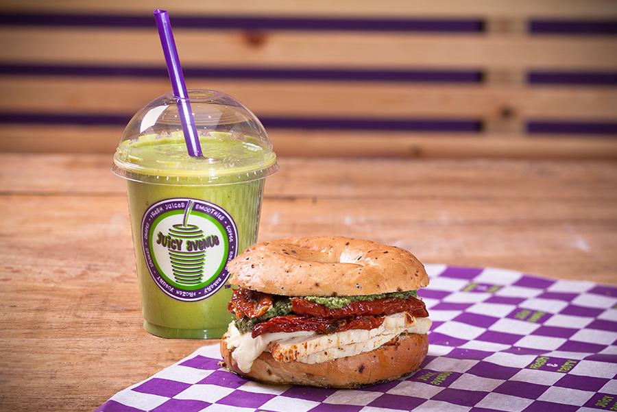 En Juicy Avenue acompañan los smoothies con bagels o pizzas