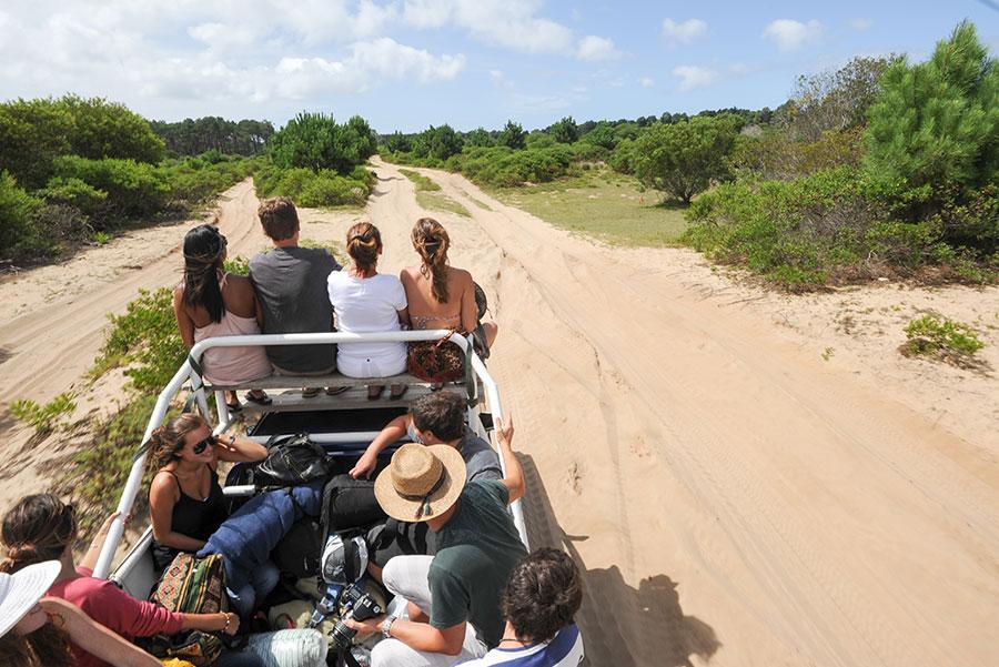 Turistas accediendo en todoterreno a Cabo Polonio. Foto: Stefano Ember / Shutterstock.com