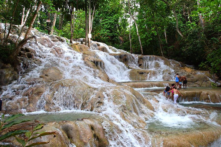 Turistas ascendiendo por las Dunns River Falls.