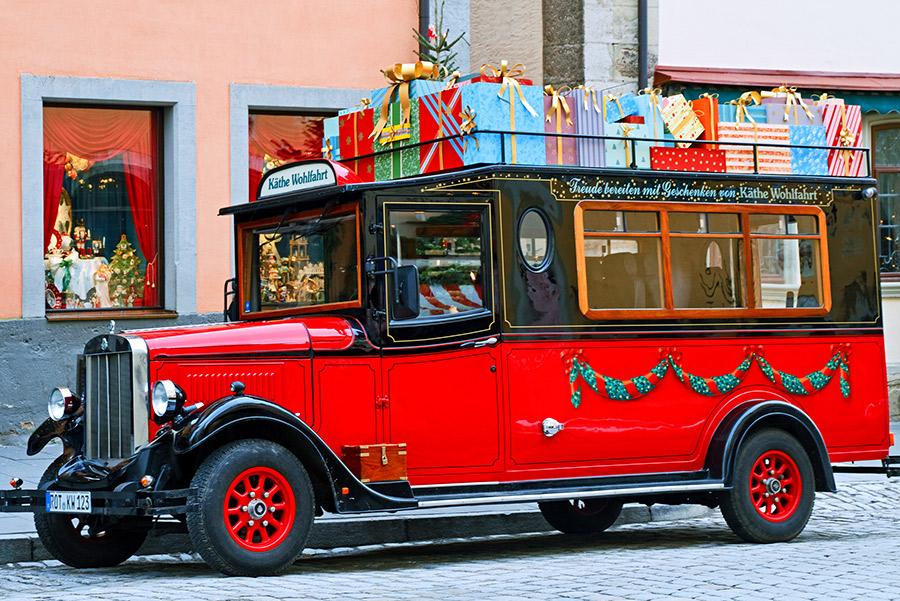 Coche cargado de regalos en la puerta de la tienda Kathe Wohlfahrt. irakite / Shutterstock.com