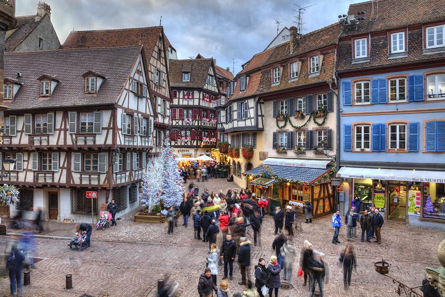 Colmar, Alsacia. Radu Razvan / Shutterstock.com