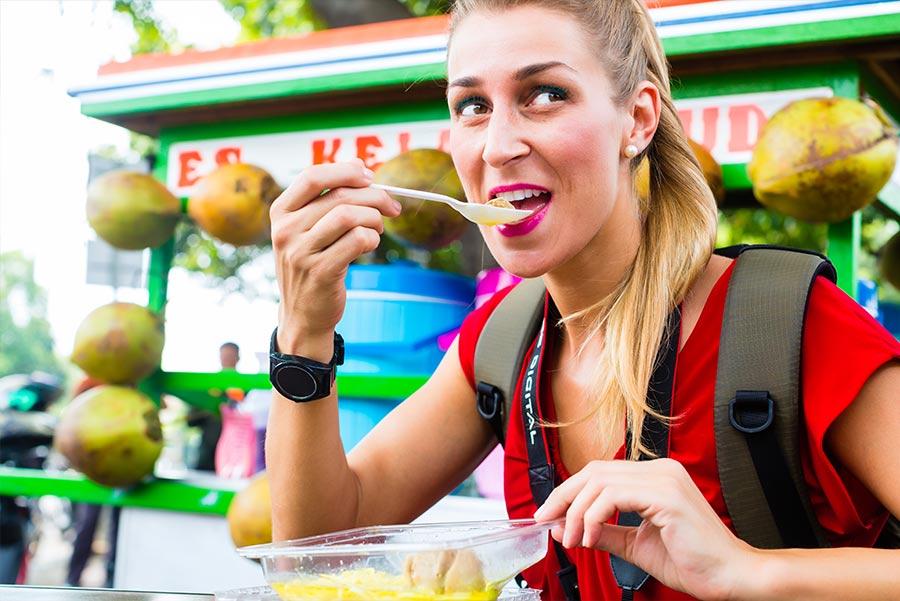 En Asia aprovecha a comer en los puestos callejeros. 