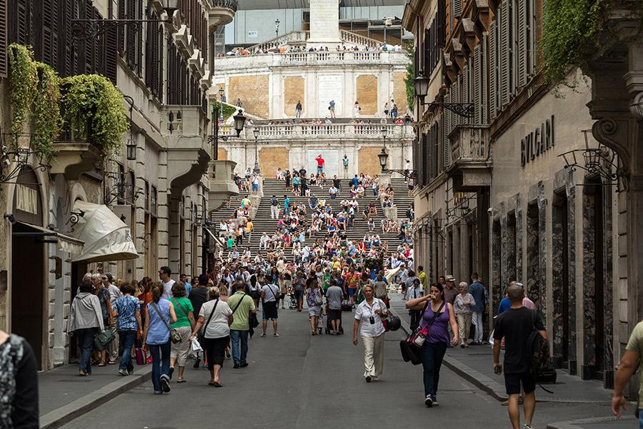 Calle comercial con la escalinata de Piazza Spagna al fondo, Roma. wjarek / Shutterstock.com