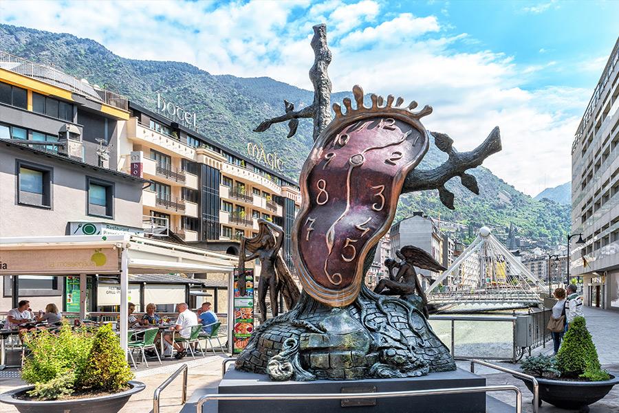  Escultura del reloj de Dalí en Andorra la Vella.  Foto: Maylat / Shutterstock.com