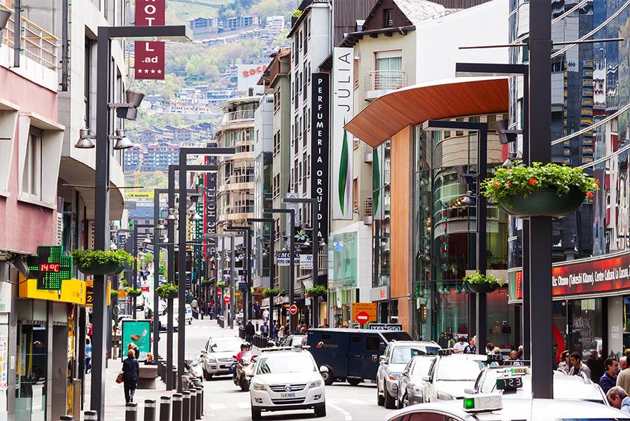 Calle comercial de Andorra la Vella. Foto: Iakov Filimonov / Shutterstock.com