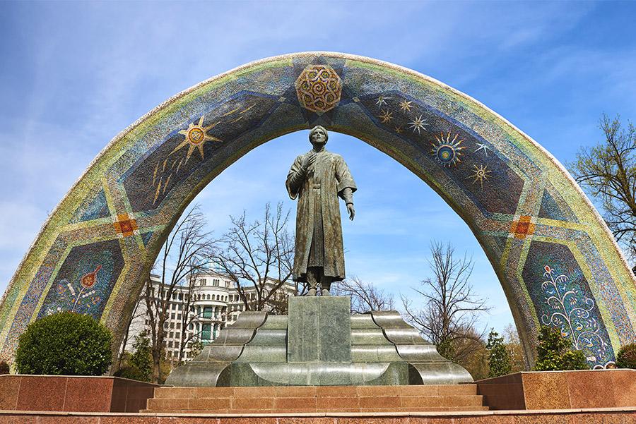 Monumento a Rudakí, venerado poeta persa, en Dusambé.